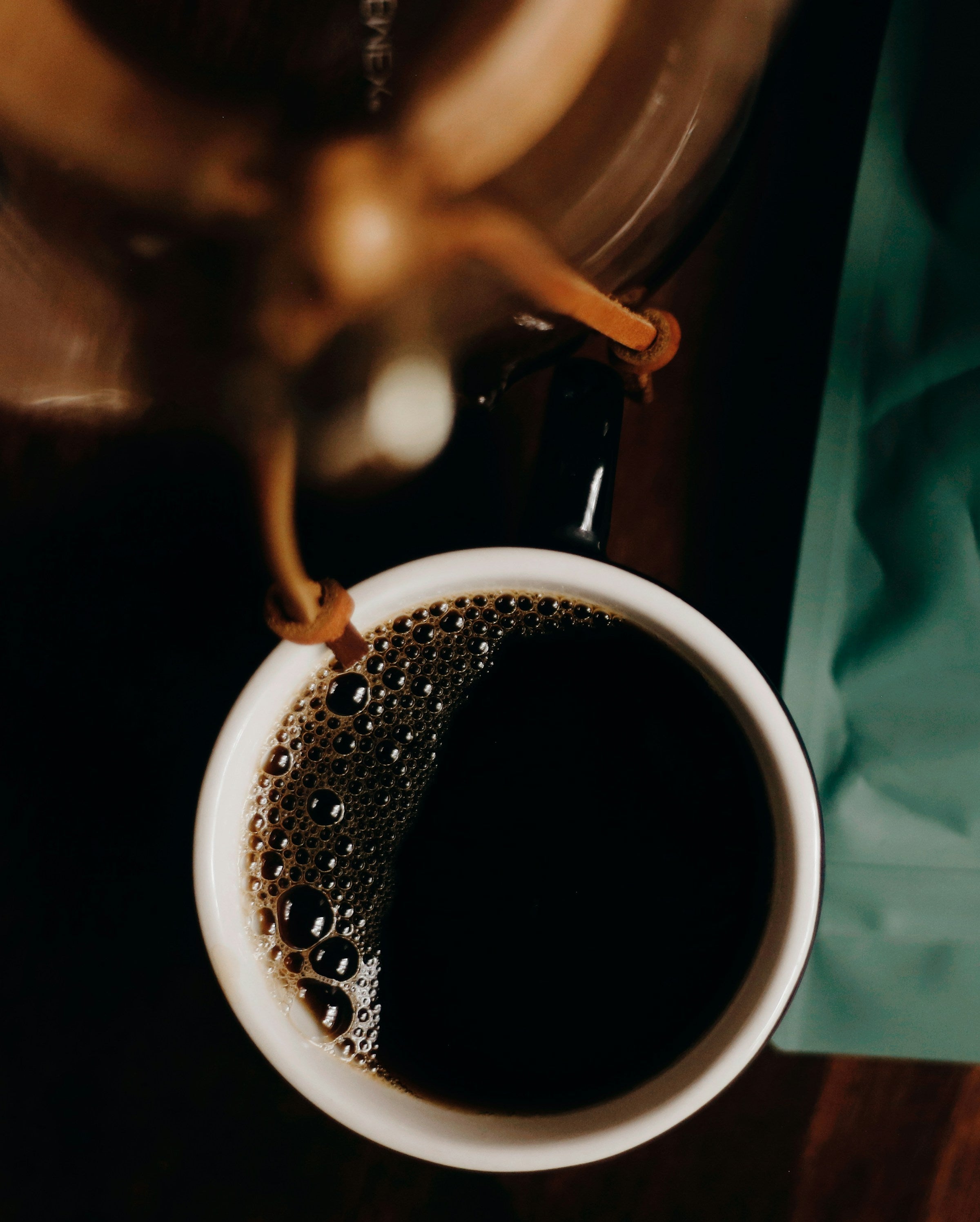 Filterkaffee in weißem Becher, Aufnahme von oben