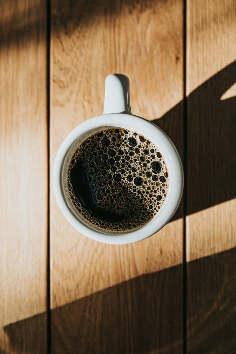 Weißer Becher mit Filterkaffee