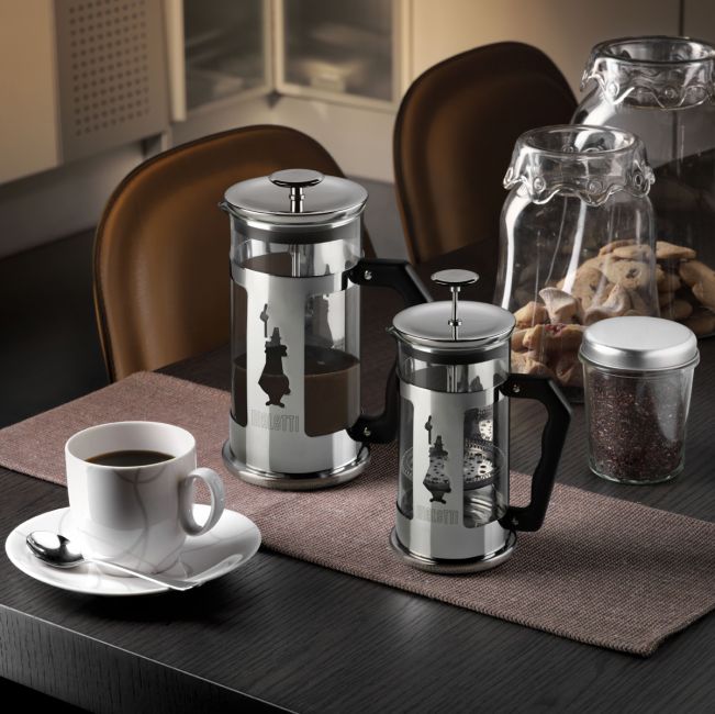 Bialetti Preziosa French Press in 350 ml und 1 Liter auf dem Frühstückstisch