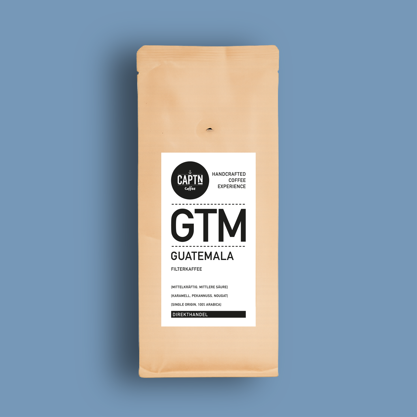 Guatemala Kaffee Beutel auf blauem Hintergrund
