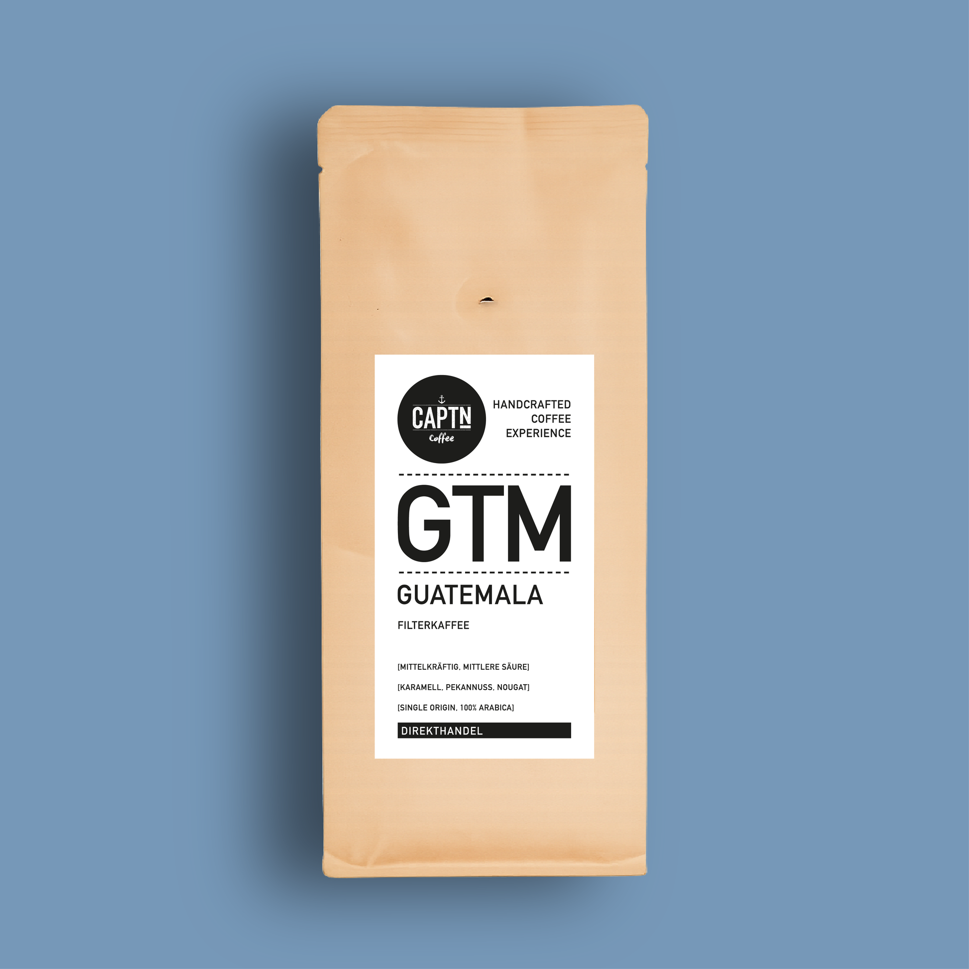 Guatemala Kaffee Beutel auf blauem Hintergrund