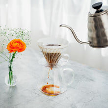 Laden Sie das Bild in den Galerie-Viewer, Hario V60 Kaffee-Set Glass Brewing Kit - 4-tlg.
