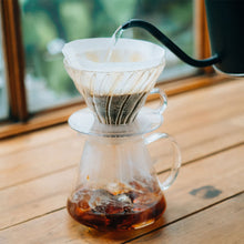 Laden Sie das Bild in den Galerie-Viewer, Hario V60 Kaffee-Set Glass Brewing Kit - 4-tlg.