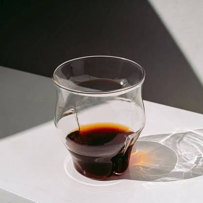 Icosa Alto Coffee Glass mit Kaffee im natürlichen Sonnenlicht
