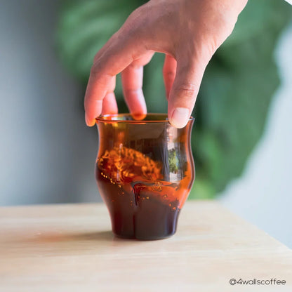 Icosa Alto Coffee Glass Amber mit Filterkaffee beim Coffee Tasting