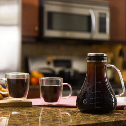 Icosa Arctic Cold Brew Coffee System beim Befüllen mit gemahlenem Kaffee