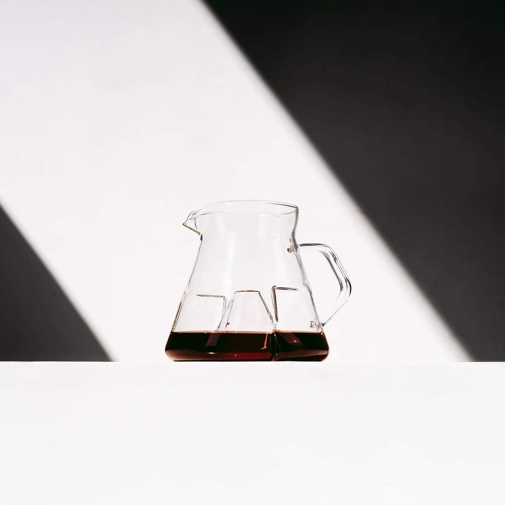 Icosa Cyclone Kaffeekaraffe mit Kaffee im minimalistischen Produktsetting