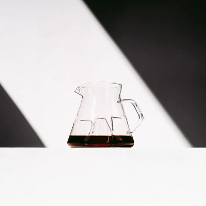 Icosa Cyclone Kaffeekaraffe mit Kaffee im minimalistischen Produktsetting