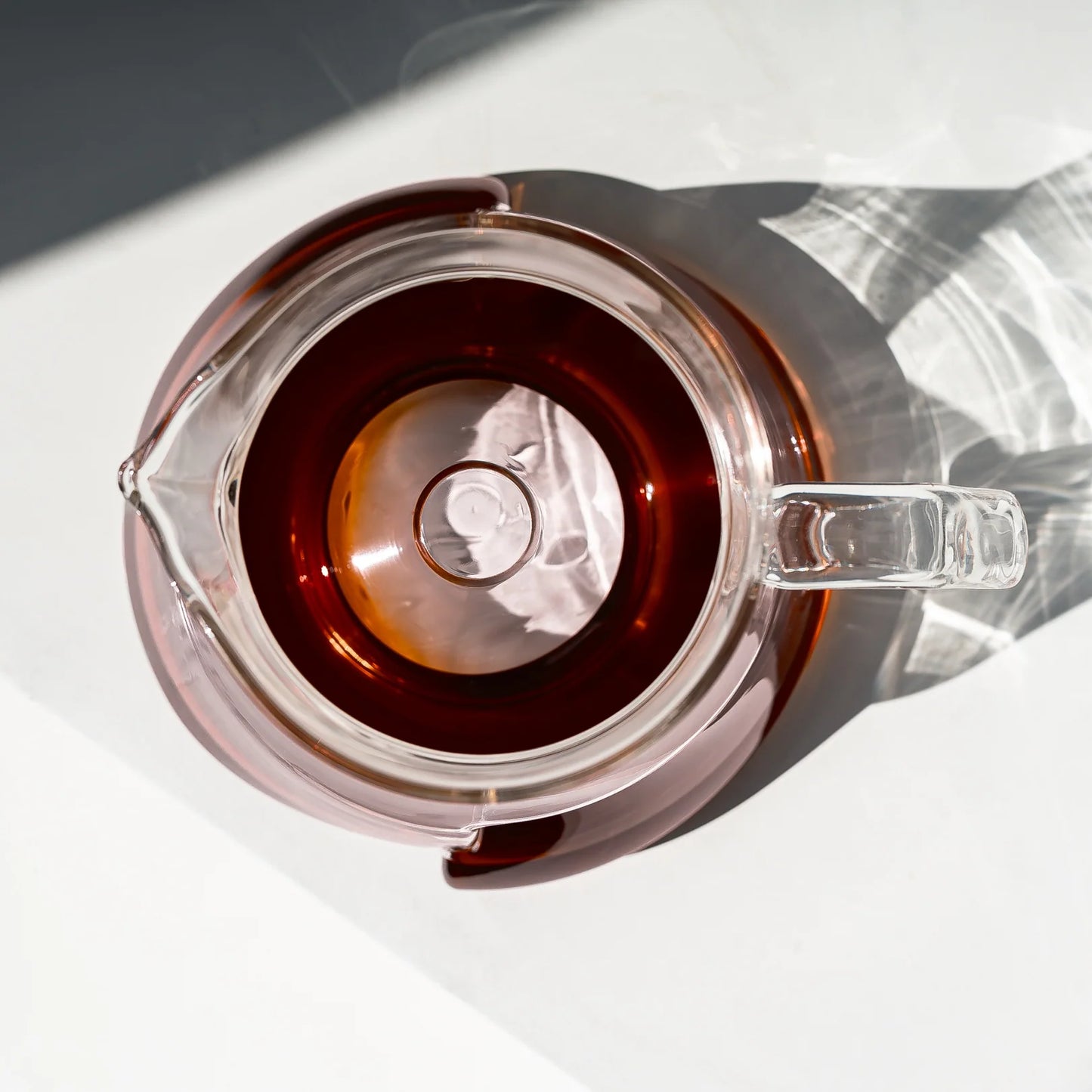Icosa Cyclone Carafe mit Kaffee in Draufsicht