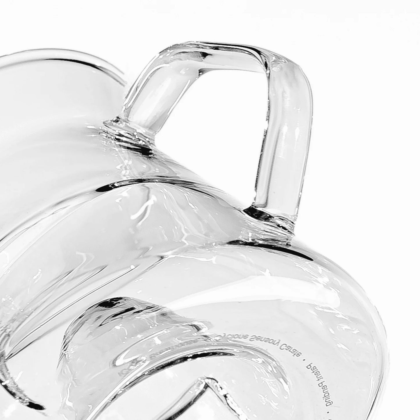 Detailansicht des Glasgriffs der Icosa Cyclone Carafe