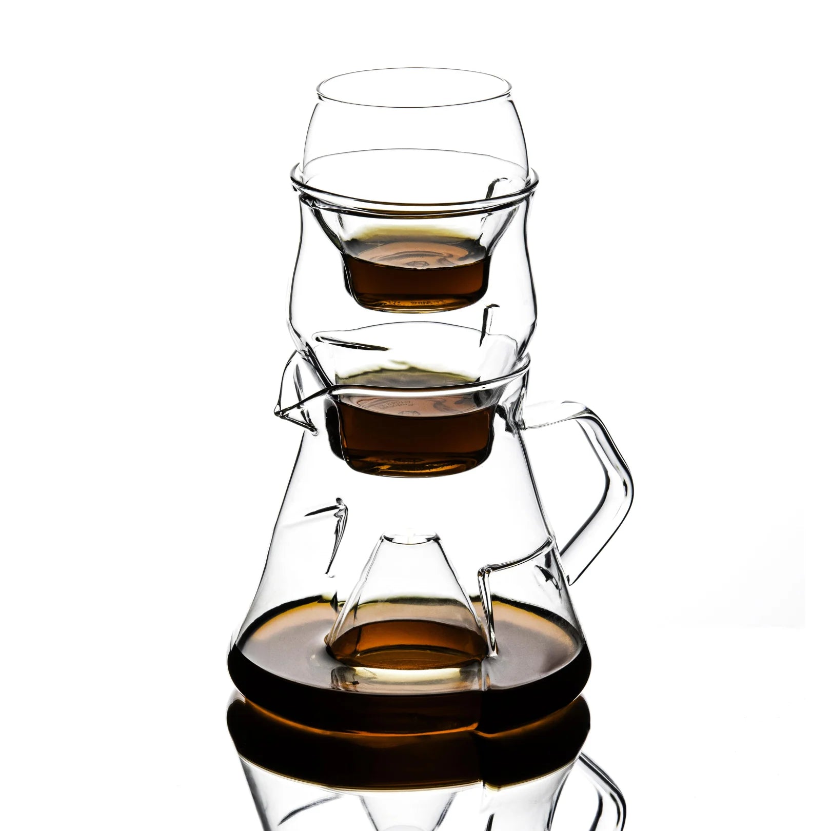 Icosa Cyclone Carafe mit gestapelten Avensi Kaffeetassen