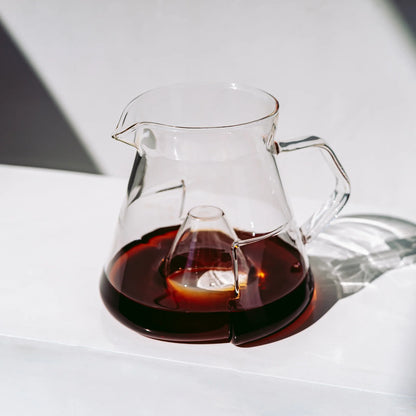 Icosa Cyclone Carafe Standard 550 ml mit frisch gebrühtem Kaffee