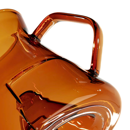 Icosa Cyclone Carafe 550 ml Amber Detailansicht von Griff und Aroma Peak