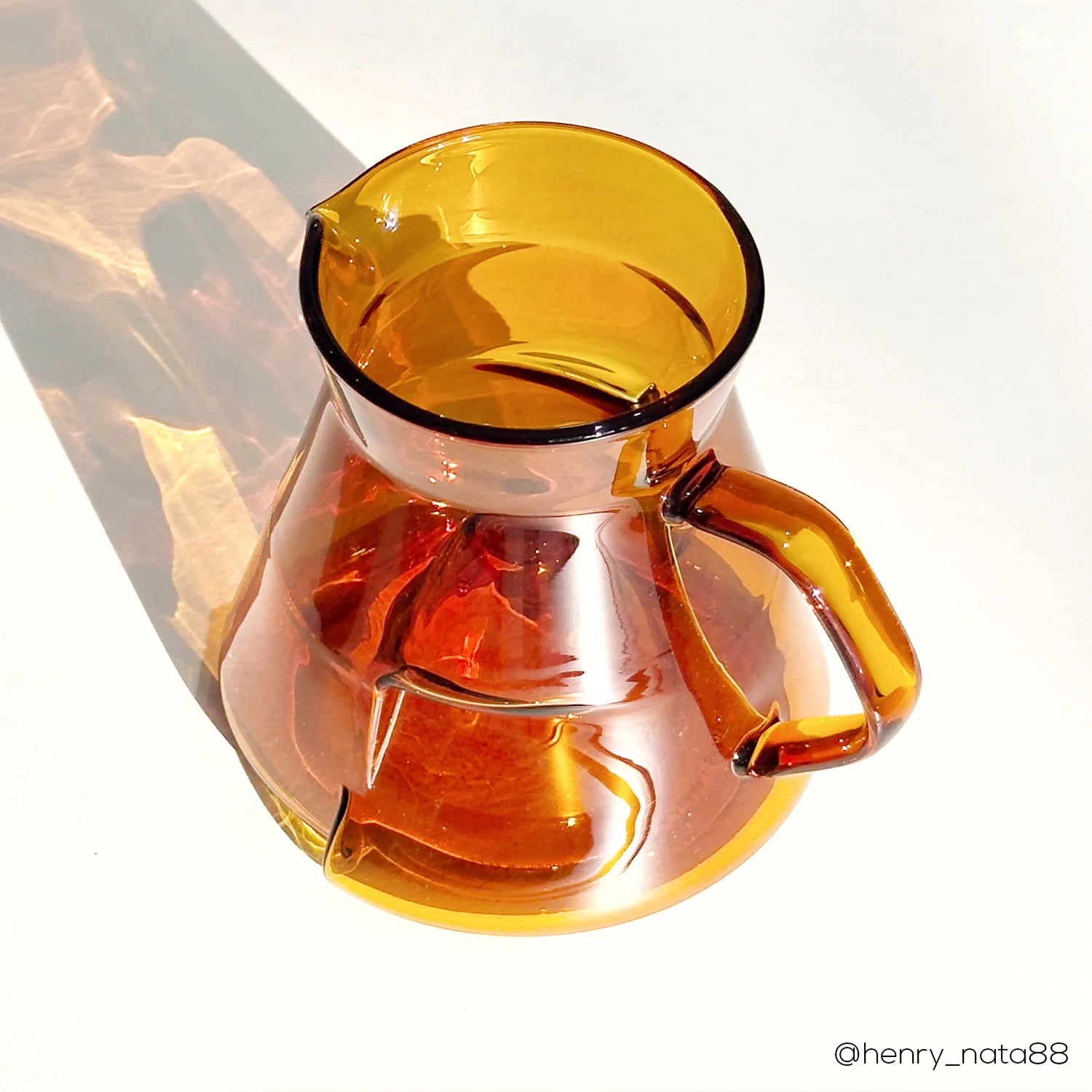 Icosa Cyclone Carafe 550 ml Amber Kaffeekaraffe im Sonnenlicht