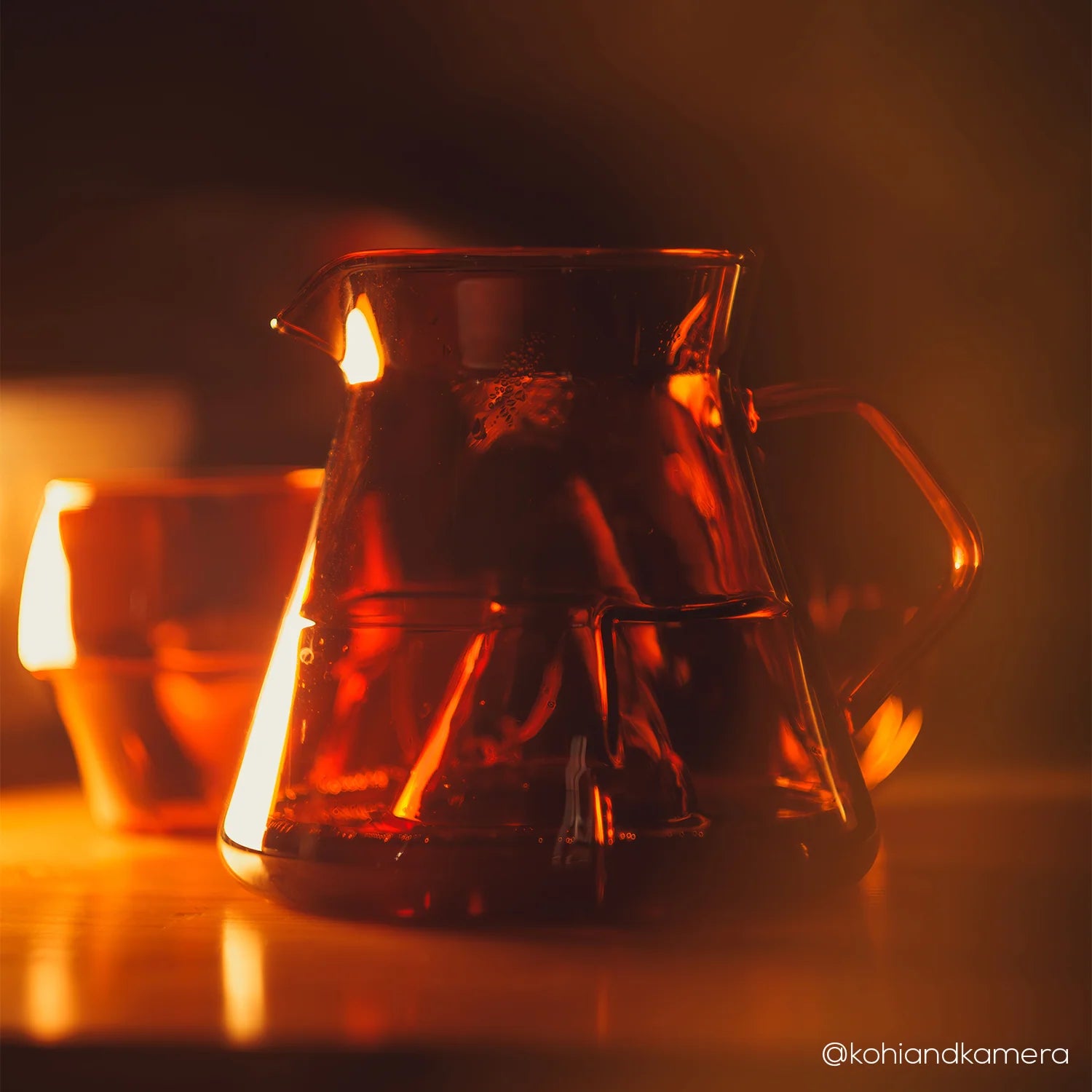 Icosa Cyclone Carafe Standard 550 ml Amber mit Filterkaffee