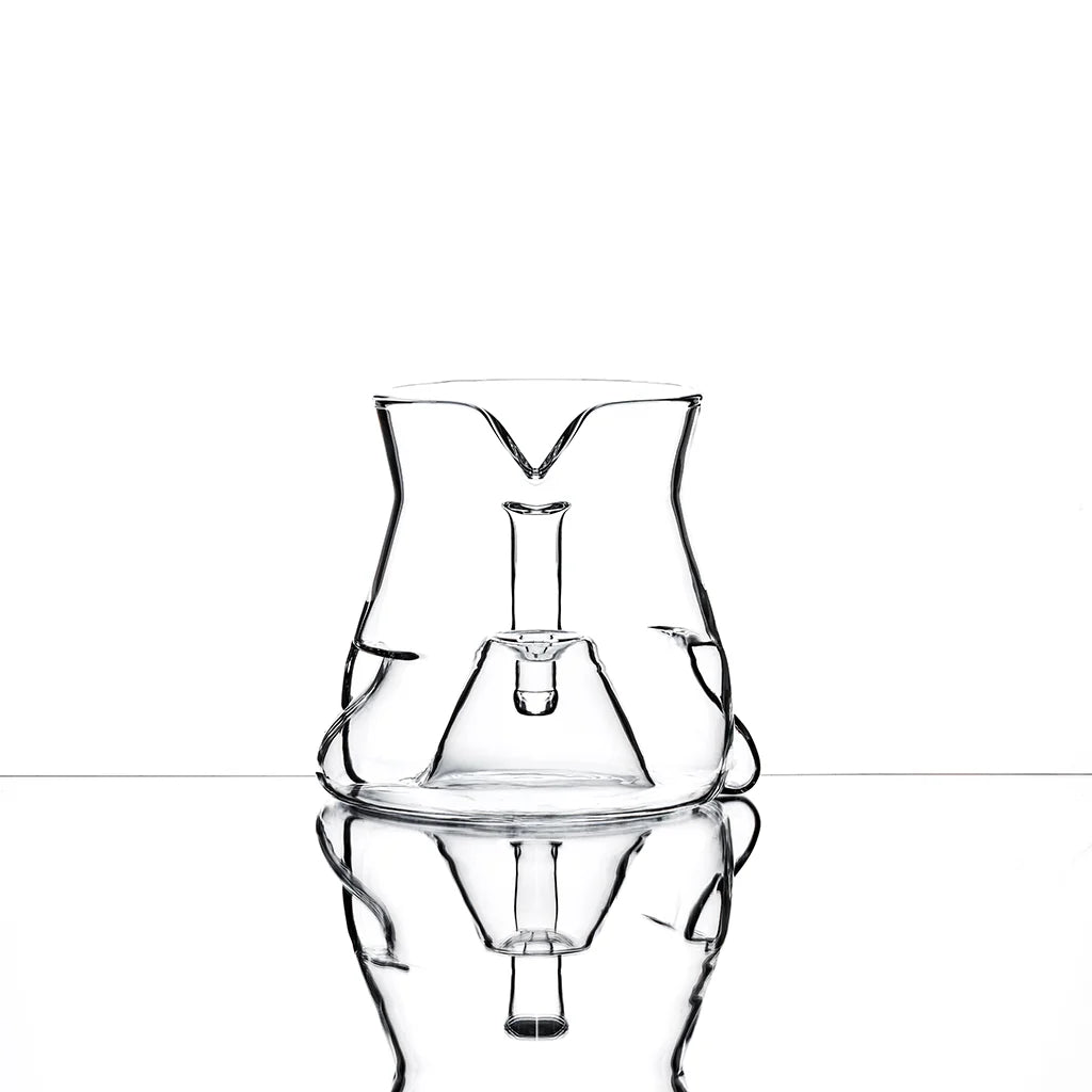 Icosa Cyclone Carafe Small mit Aroma Peak und Aeration Waves Frontansicht