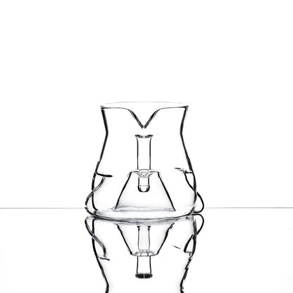 Icosa Cyclone Carafe Small mit Aroma Peak und Aeration Waves Frontansicht
