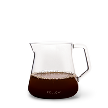 Laden Sie das Bild in den Galerie-Viewer, Fellow Kanne Mighty Small Glass Carafe Clear, mit Kaffee