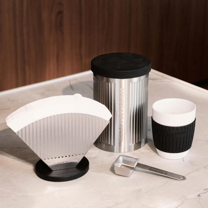 Moccamaster Filterhalter, Edelstahl, Filter Nr. 4 mit Moccamaster Kaffeedose und -löffel und Cup-one Becher