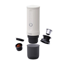 Laden Sie das Bild in den Galerie-Viewer, OutIn Nano tragbare elektrische Espressomaschine für unterwegs, für gemahlenen Kaffee oder Kapseln, Pearl White
