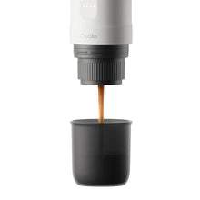 Laden Sie das Bild in den Galerie-Viewer, OutIn Nano tragbare elektrische Espressomaschine für unterwegs Pearl White