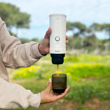 Laden Sie das Bild in den Galerie-Viewer, OutIn Nano tragbare elektrische Espressomaschine für unterwegs Pearl White, Zubereitung unterwegs