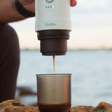 Laden Sie das Bild in den Galerie-Viewer, OutIn Nano tragbare elektrische Espressomaschine für unterwegs Pearl White