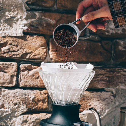 Hario V60 Papierfilter 02 im transparenten V60 Dripper