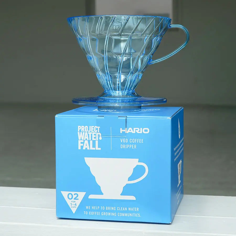 Hario Project Waterfall V60 Dripper 02 auf blauer Verpackung