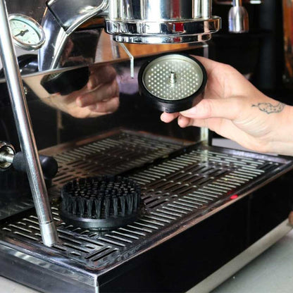 Rhino Screen Driver Plus Reinigungstool für Espressomaschinen, Anwendung Duschsieb abmontieren