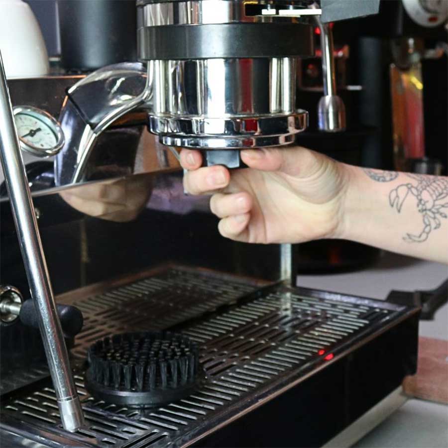 Rhino Screen Driver Plus Reinigungstool für Espressomaschinen, Anwendung Duschsieb einsetzen