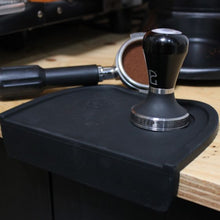 Laden Sie das Bild in den Galerie-Viewer, Rhinowares Corner Tamper Matte mit Tamper