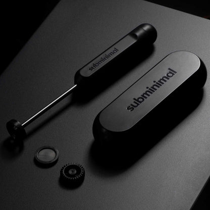 Subminimal NanoFoamer GO Black auf schwarzem Hintergrund