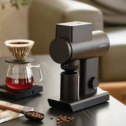 Timemore Sculptor 064S Gen 2 in Schwarz bei der Filterkaffee-Zubereitung
