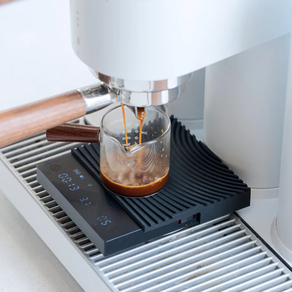 Timemore Black Mirror Basic 3 Digitale Waage für Espresso & Pour-over - neues Modell 2026 schwarz mit schwarzer Silikonmatte, Espressozubereitung