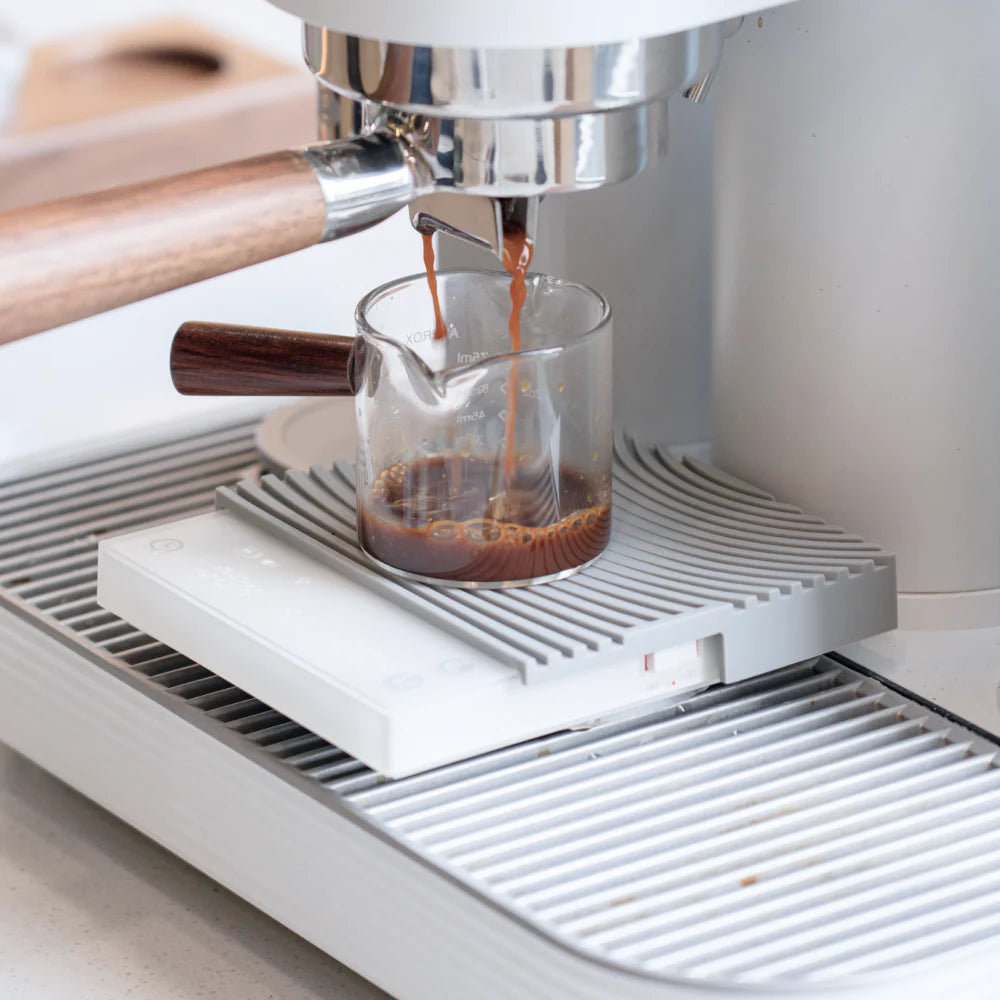 Timemore Black Mirror Basic 3 Digitale Waage für Espresso & Pour-over - neues Modell 2026 weiß mit grauer Silikonmatte, Espressozubereitung