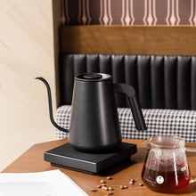 Load image into Gallery viewer, Timemore Fish Smart Pro Kettle Black mit Timemore Coffee Server