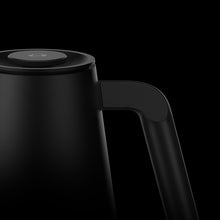 Load image into Gallery viewer, Timemore Fish Smart Pro Kettle Black, Nahaufnahme Griff