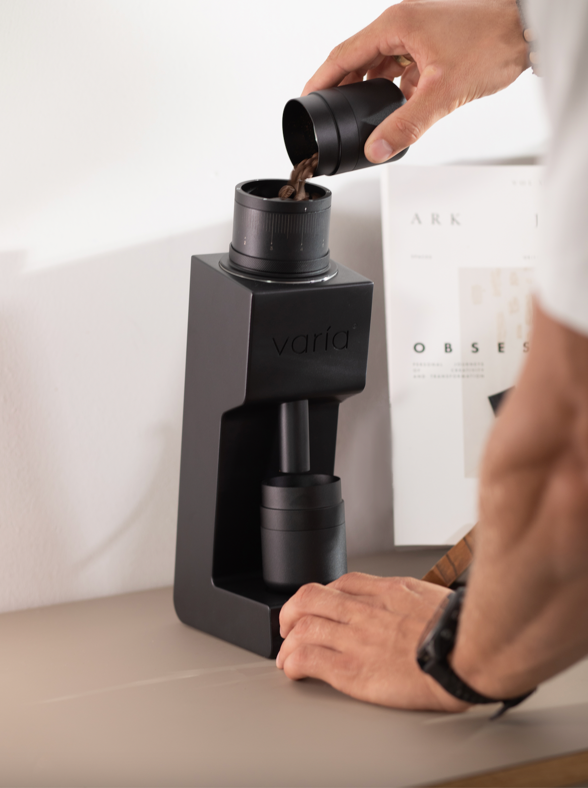 Varia VS4 elektrische Kaffeemühle + Varia AKU Digitalwaage – Barista-Set für Espresso & Filter