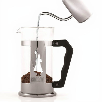 Heißes Wasser wird in die Bialetti Preziosa French Press gegossen