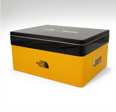 Limitierte The North Face x Bialetti Metallbox im gelb-schwarzen Outdoor-Design