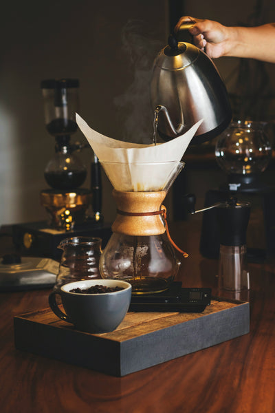 Kaffeezubereiteung mit Wasserkocher und Chemex