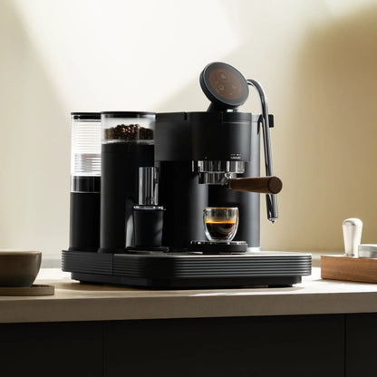 Meraki Gen 2 Espressomaschine in Schwarz bei der Espressozubereitung