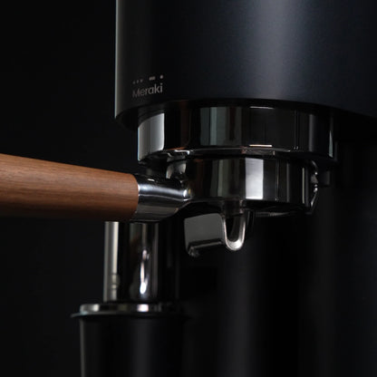 Nahaufnahme der Brühgruppe und des Siebträgers der Meraki Gen 2 Espressomaschine