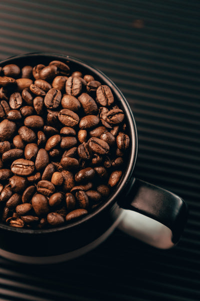 Tasse mit Kaffeebohnen
