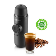 Load image into Gallery viewer, Wacaco Minipresso GR Espressomaschine mit Bohnen und Tasse