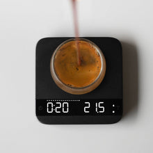 Laden Sie das Bild in den Galerie-Viewer, Acaia Lunar 2021 Waage schwarz mit Kaffeetasse, LED-Anzeige