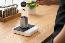 Acaia Pearl Kaffeewaage weiß mit Heat Resistant Pad schwarz und Behälter zum Abwiegen der Kaffeebohnen
