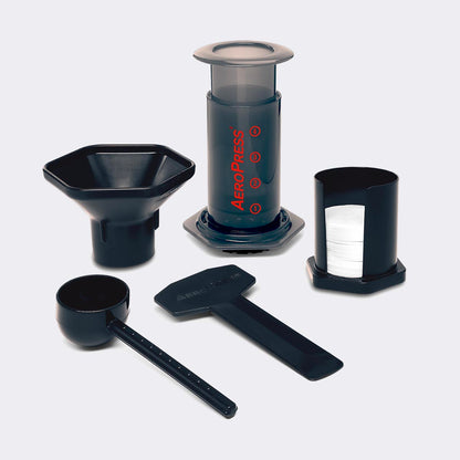Aeropress mit Zubehör und Löffel
