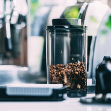 Laden Sie das Bild in den Galerie-Viewer, Ankomn Turn-N-Seal Vakuum Bohnenbehälter Semi-Black 1.200 ml, mit Kaffeebohnen